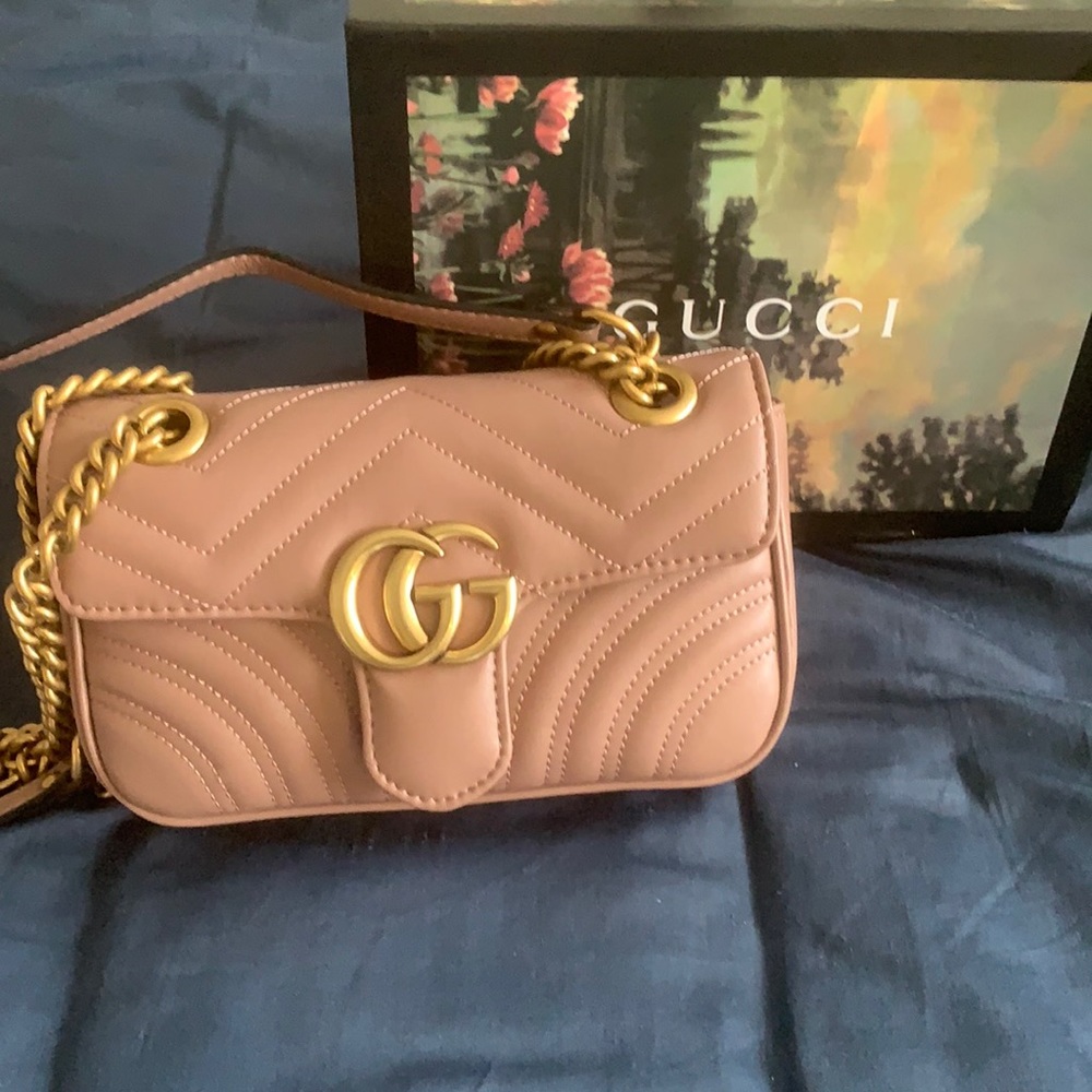 Like new Gucci purse, with box and dust bag